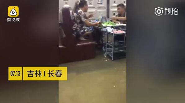 太拼!火锅店被淹 食客蹲在椅子上吃
