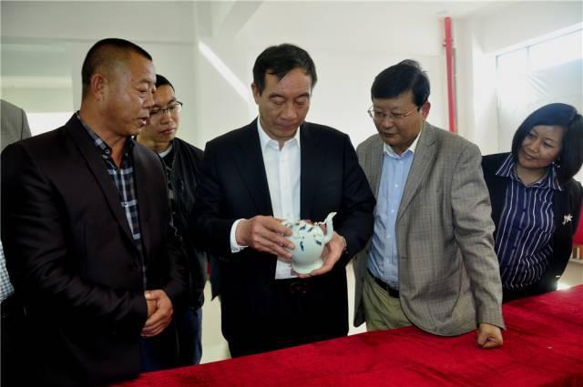 鹤庆县委书记陈绍明参观指导古玩展厅