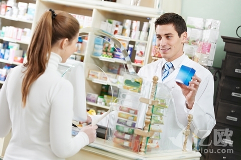 医药o2o模式的出现要追溯到2013年的u医u药,是一款以打车模式撮合药店