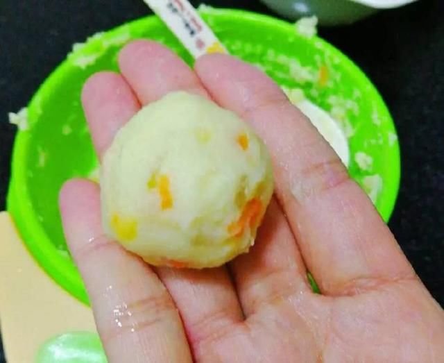 宝宝辅食:土豆蛋黄丸子,软糯微甜,简单易做!