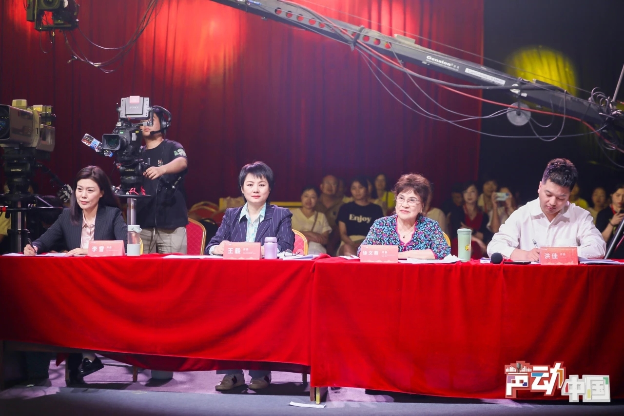 做《声动中国》评委发现中国朗诵好声音_北京时间
