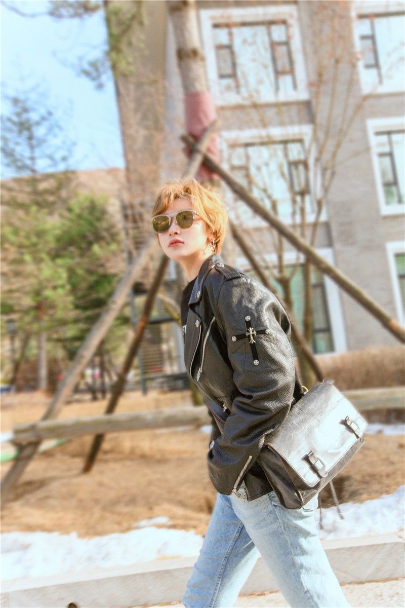 李萌萌切换街拍风格,酷炫系少女上线