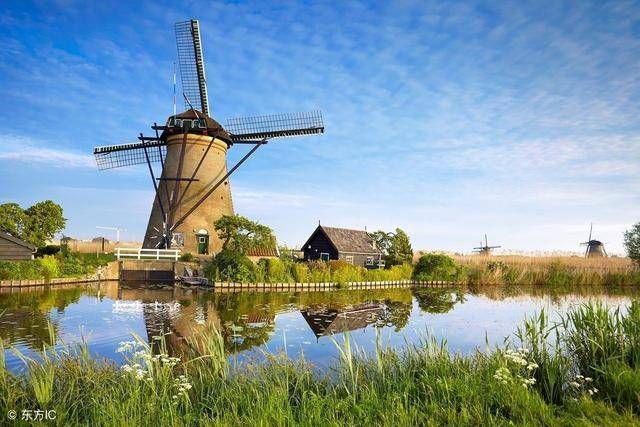 恋爱和婚姻本质不同,恋爱是起点以爱为动力,并