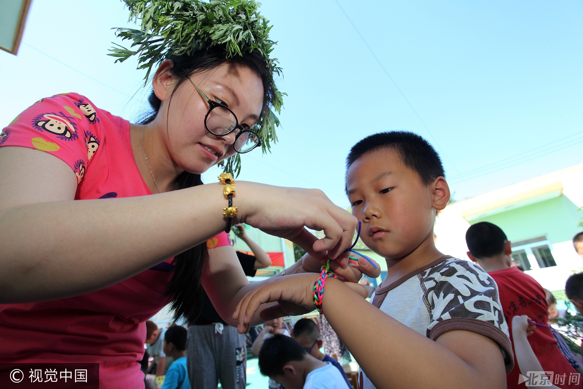 活动现场内容丰富,小孩子们都玩疯了, 孩子们用雄黄酒在小孩脑门上画王字、用艾草编花环、包粽子、制作香囊、画钟馗、赛龙舟等精彩不断, 孩子们的笑声充满着整个校园。