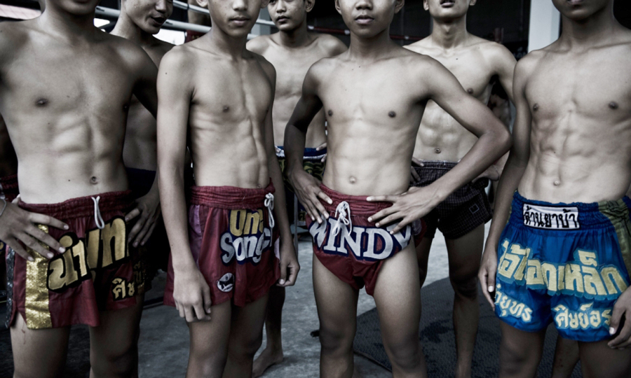 泰国有30万名童妓，还有数不清的儿童在做苦力，比起他们，练习泰拳的孩子所受的苦难算不了什么。很多泰国的父母总会说打泰拳总比做人妖或吸毒好太多了。