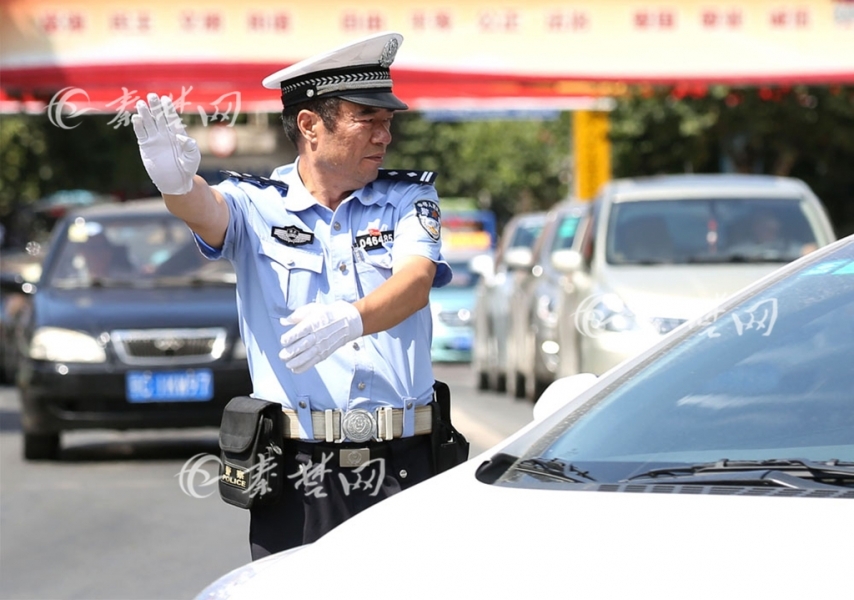 [高温下的坚守②]十堰交警:站岗半小时浑身湿透 每天喝10升水