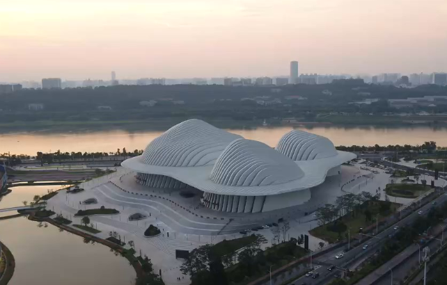 南宁新名片:广西文化艺术中心“高贵不贵” 南宁新名片:广西文化艺术中心“高贵不贵”