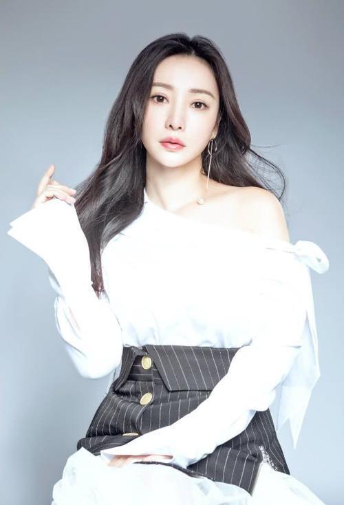 柳岩太明目张胆,把泳衣外穿就出门,这回头率