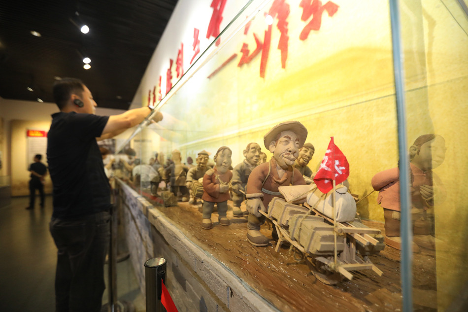 纪念馆中以支援前线为主题制作的陶艺长廊。