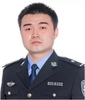 刑满释放男子法院外伏击法官 狱警见义勇为被