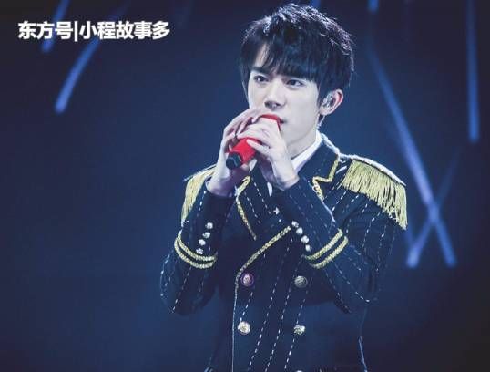 易烊千玺童年丑照曝光,网友表示比费启鸣的逆