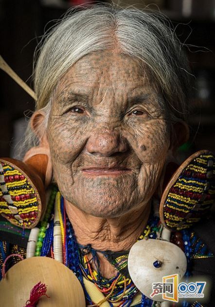 图为一名依然遵循传统的纹身妇女.