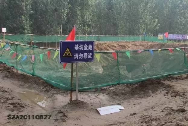 公路工程施工现场:这些安全标志标牌可以保命