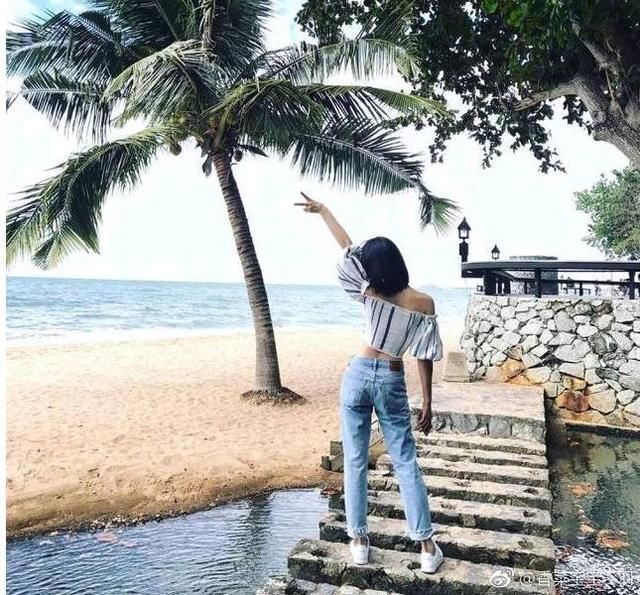 宋茜脱了上衣黄景瑜反应值得回味,网友:头发挡