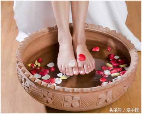 少女脚臭熏死鱼?教你一招,不止祛脚臭还可以治