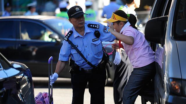 “警察爷爷”高宝来五年风雨无阻坚持护送学生 “警察爷爷”高宝来五年风雨无阻坚持护送学生