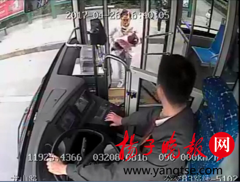 请示改道后好司机连闯多个红灯 女童浑身抽搐公交车送其入院抢救 请示改道后好司机连闯多个红灯 女童浑身抽搐公交车送其入院抢救