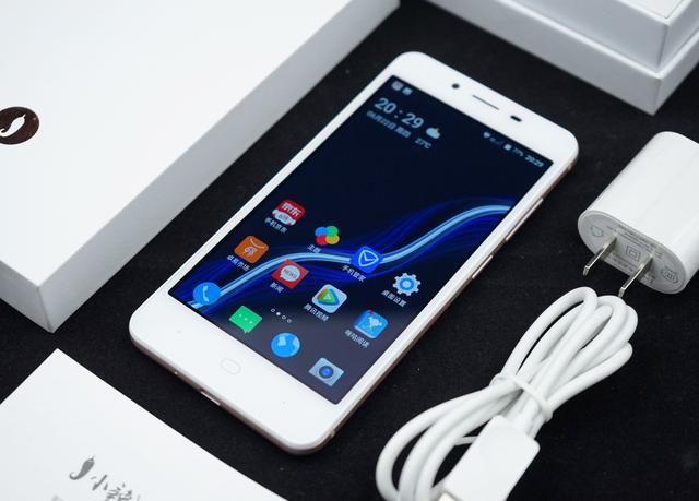 这款手机售价不足苹果7P的零头, 玩王者荣耀却