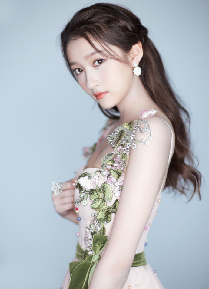 今天关晓彤21岁生日,鹿晗准时送去祝福!网友:这