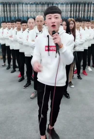 快手网红牌牌琦婚礼派出飞机,被吐槽农村暴发