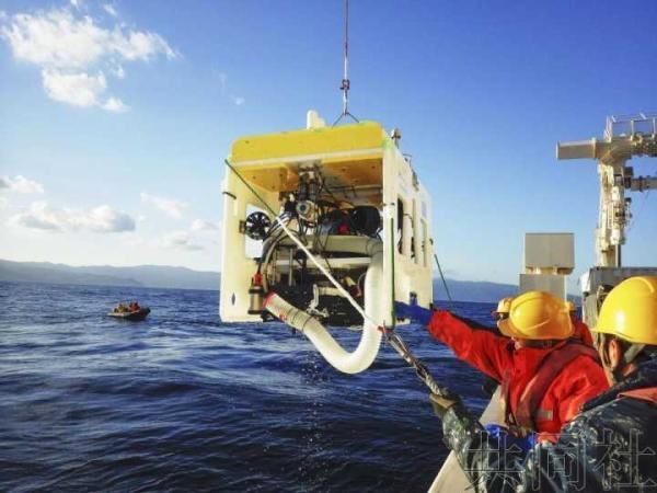 日本海底机器人可自动航行捕获生物 在海底采
