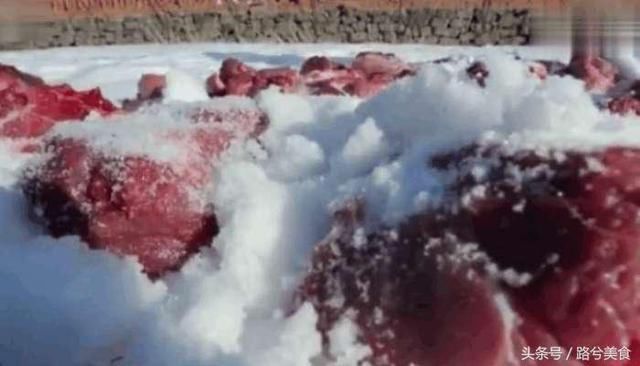东北人杀年猪,杀完直接把猪肉埋在雪里,随吃随