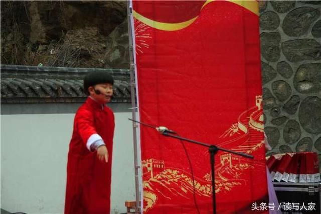 一位十岁小孩童用单口相声讲述了《我和爸爸》