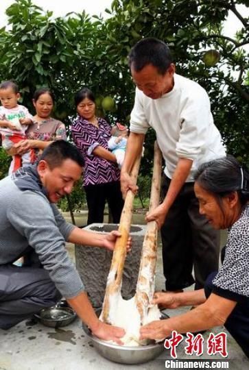 四川广安打糍粑迎中秋传统 意为不离不弃