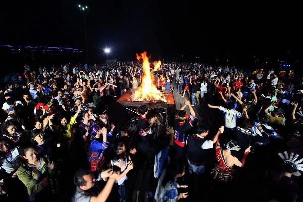 全民狂欢的篝火晚会 林亚良 摄