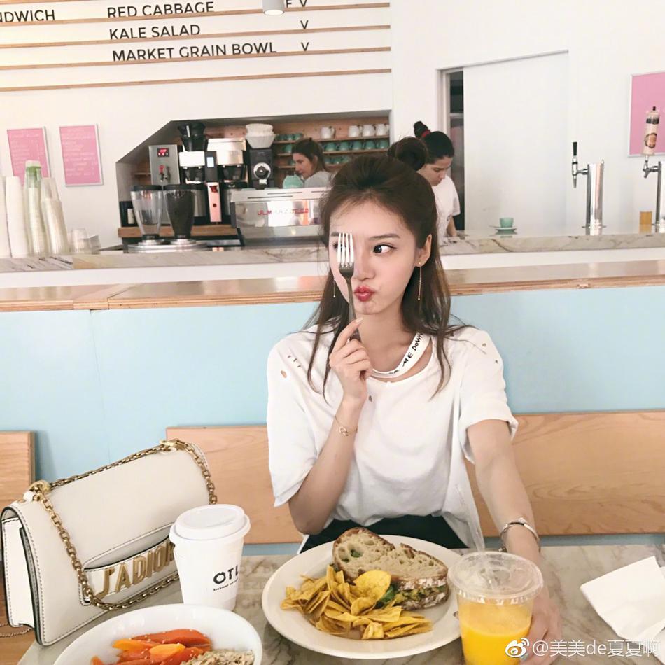 日前，网红美女夏夏在微博晒出一组美照，照片中，夏夏变换多身造型，时髦百变，纯美不输baby。