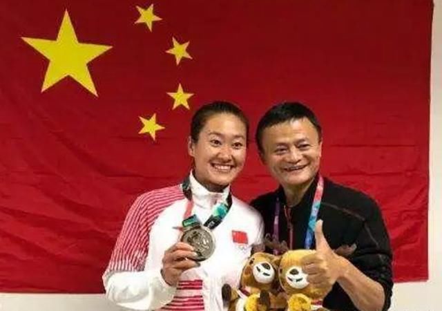 感动!中国女足待遇寒酸有人看不下去,最不差钱