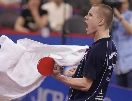 更悲剧的一幕发生在2005年上海世锦赛,当时郝帅大比分3-1领先梅兹,第