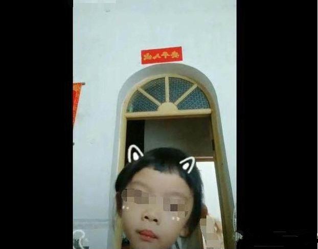 抖音无人监管?小女生在家发抖音,年轻妈妈洗澡