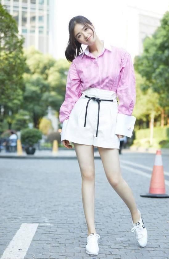 蒋欣这大粗腿穿短裤真心不好看,网友:确实挺胖