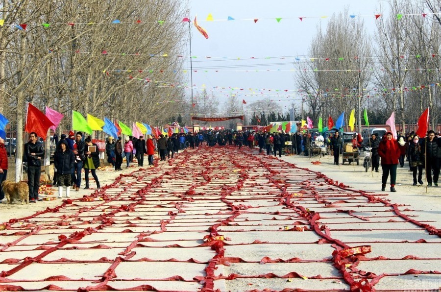 山东海神祭祀燃放千米长鞭炮 现场浓烟滚滚 山东海神祭祀燃放千米长鞭炮 现场浓烟滚滚