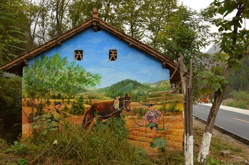 手绘墙扮靓秦岭深山乡村 勾起满满的乡愁