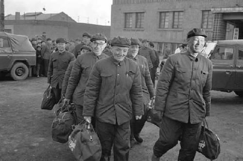 华国锋将国民党战犯名单交给毛主席,毛主席说