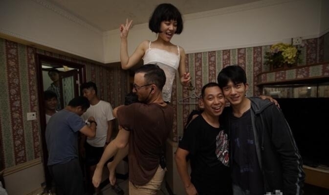 放飞自我!马思纯旧照曝光 穿透视蕾丝喂男友人酒 还被高高抱起(组图) - 3