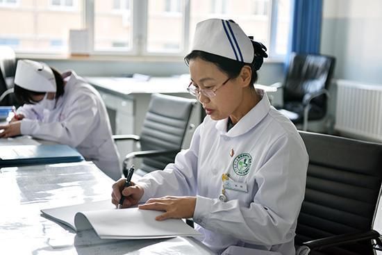 48岁女护士告诉我,维生素E抹脸,三天美白淡斑