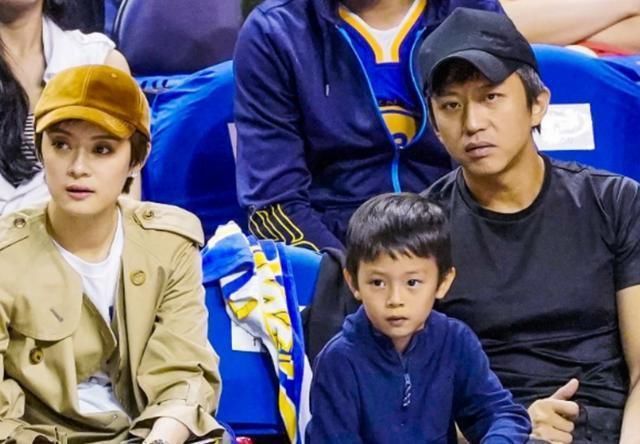 邓超一家三口罕见合影照,7岁儿子帅气,像谁多