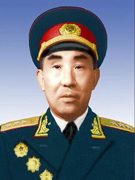 李聚奎（1904-1995）湖南安化县人
1928年7月参加平江起义，在中国工农红军第5军13师7团当排长。8月加入中国共产党。抗日战争爆发后，任八路军第129师386旅参谋长，随部在太行山地区发动群众，组织抗日武装，创建游击根据地。抗日战争胜利后，率干部队到承德，任冀察热辽军区参谋长。1946年1月指挥冀晋纵队取得古北口保卫战的胜利。新中国成立后，任第四野战军副参谋长，参与组织实施海南岛战役。1952年受命组建中国人民解放军后勤学院，任院长。1955年任国家石油工业部部长。1958年任解放军总后勤部政治委员。1966年任解放军高等军事学院院长。1977年任解放军后勤学院政治委员、中共中央军委委员。1955年获一级八一勋章、一级独立自由勋章和一级解放勋章1988年获一级红星功勋荣誉章。来源：《中国共产党新闻网》