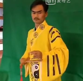 神似林正英的男子:林正英真的会茅山道术?