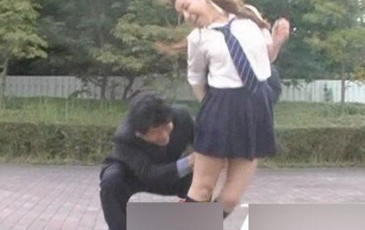 在几位热心市民的帮助下，男子现场被擒获，随后这名男子带至市公安局交通治安分局刑警大队接受调查。嫌疑男子在公安局说：“我只不过就是把她衣服往下拽。”

多亏了路人的帮助，不然后果不敢想象，小编温馨提示女子独自出门要注意安全!