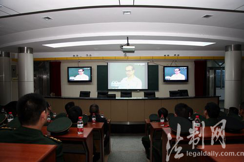 广东东莞边检官兵参观监狱