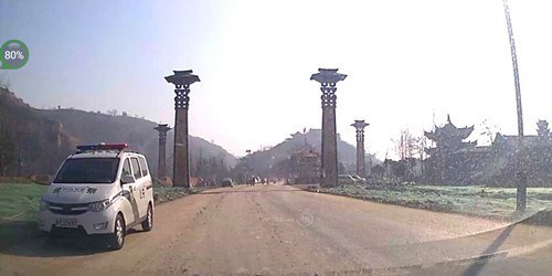 陕西 蒲城交警携妻开警车游览桃花源景区