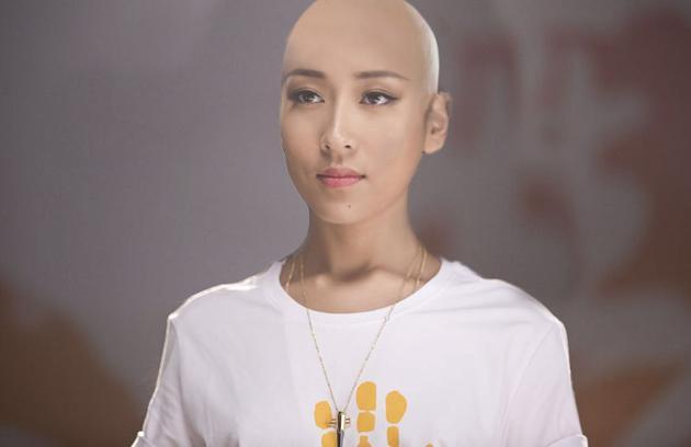 网友晒吉克隽逸光头恶搞照:发型最合适