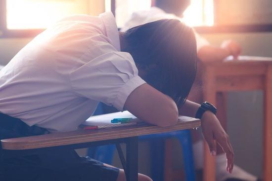 女学生在家产女不知所措 将死婴放塑料袋当垃圾丢 女学生在家产女不知所措 将死婴放塑料袋当垃圾丢