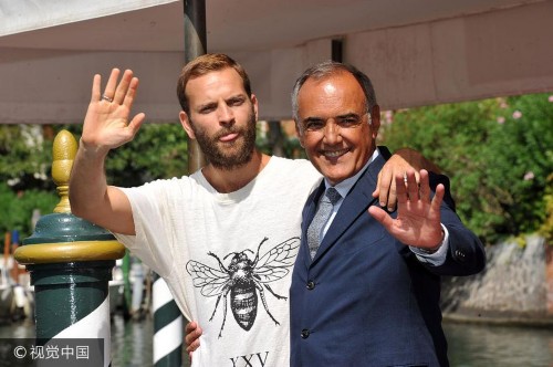 组图:男星博尔吉抵达威尼斯 获电影节主席亲自迎接 组图:男星博尔吉抵达威尼斯 获电影节主席亲自迎接