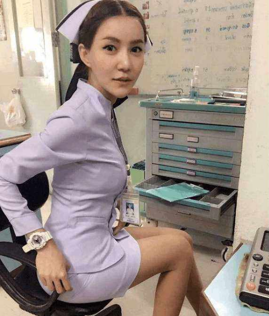 90后护士小姐姐穿超短裙救人后反道歉