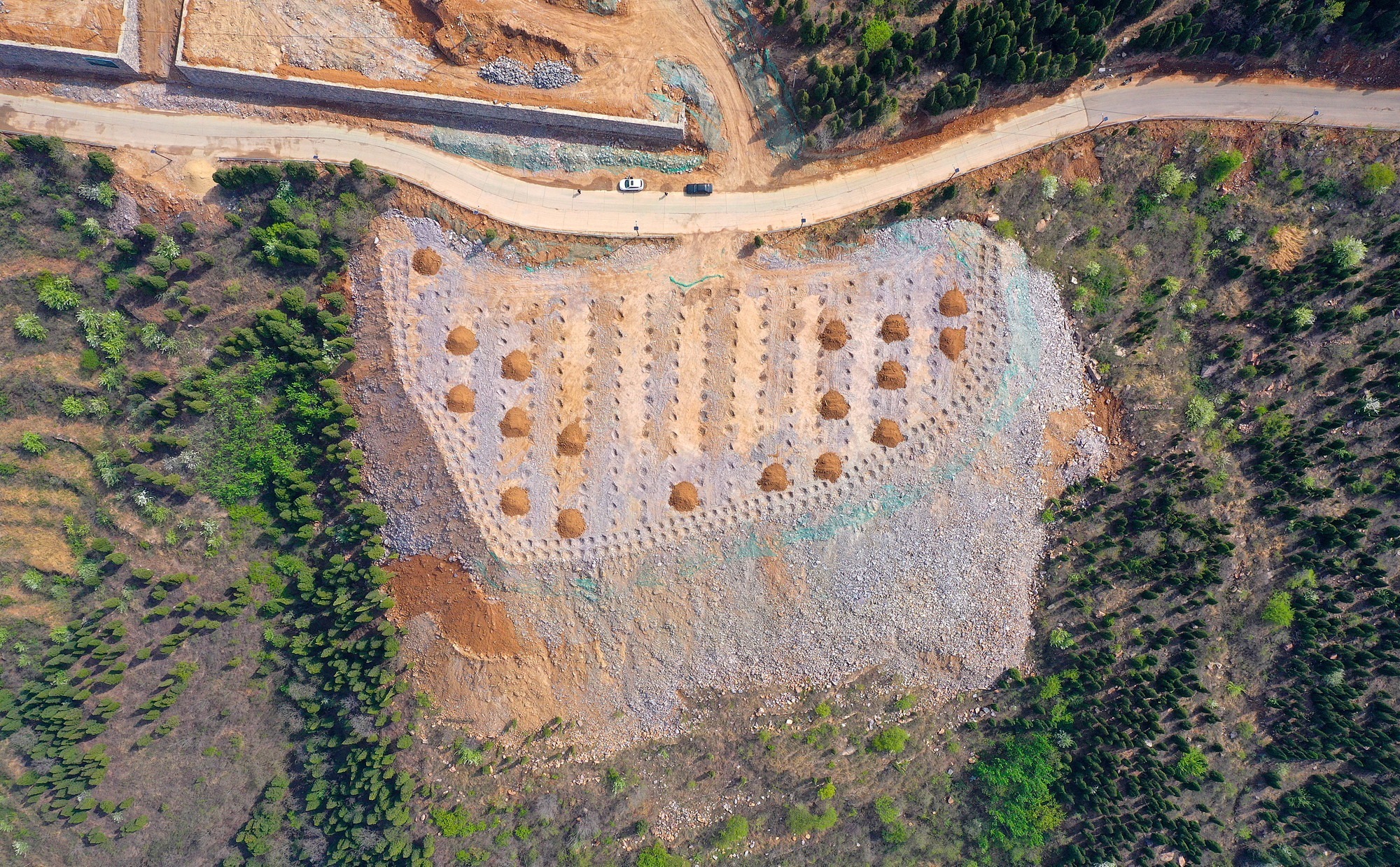 為了配合村莊旅遊開發,修建配套的停車場,登封一村莊開山取石,填溝造